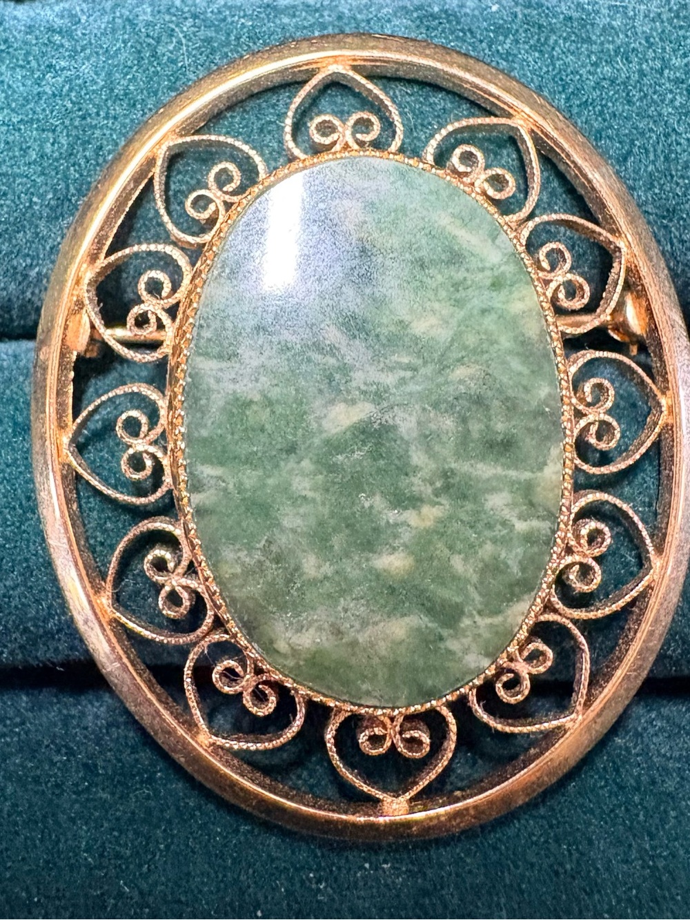 VTG 1950s 12K GF Green Stone Oval Heart Scrollwork Pin Brooch